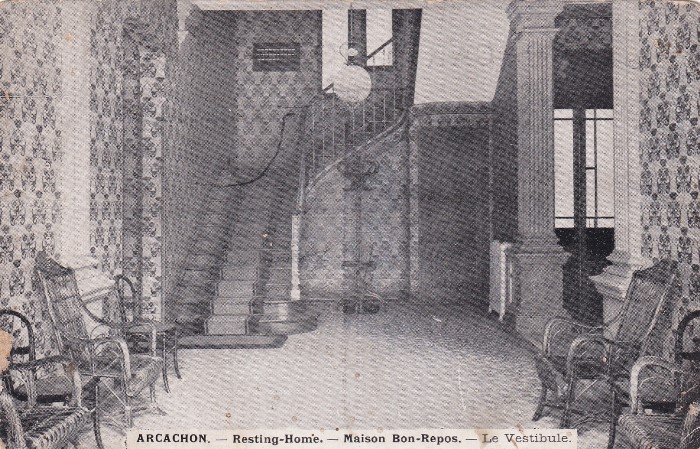 Bon Repos vestibule