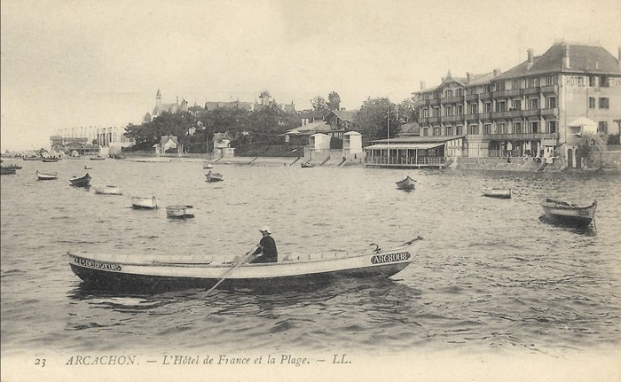 Pinasse devant Hôtel de France