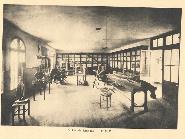 St Elme Cabinet Physique