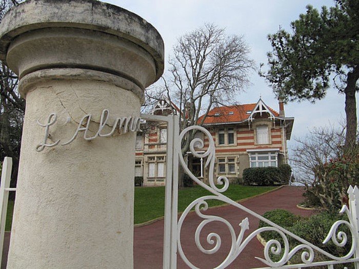 Entrée sur le boulevard