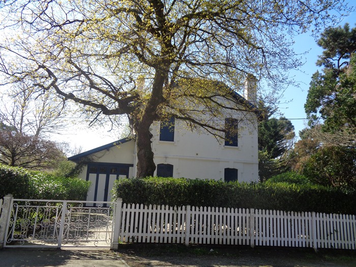 Les Arbouses Façade allée des Roses