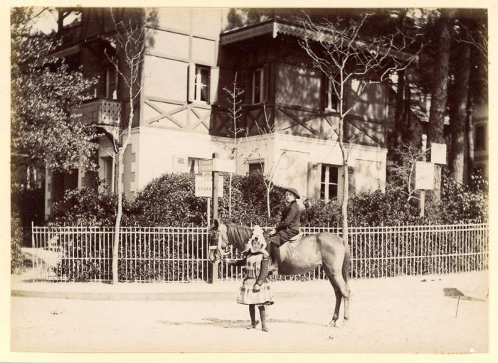 Devant la villa Turenne