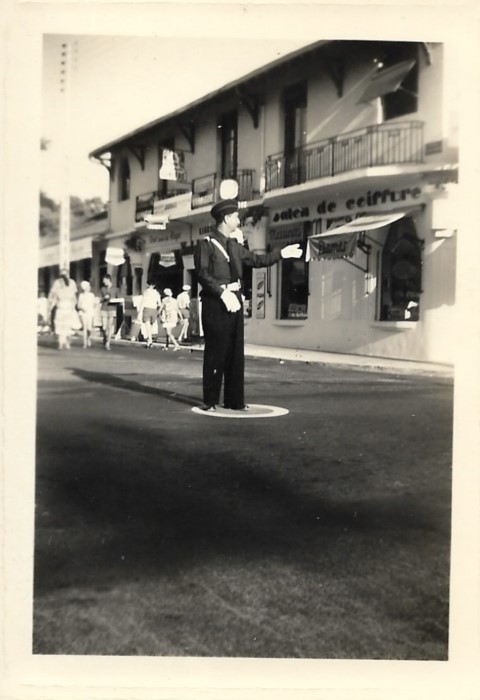 Policier devant la parfumerie Odon 1959