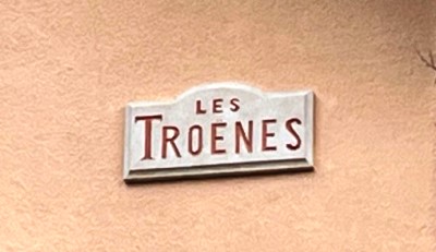 Les Tro�nes Plaque 2026